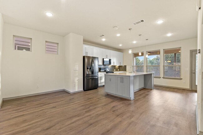 Building Photo - Spacious 4BR/3.5BA Home with In-Law Suite ...