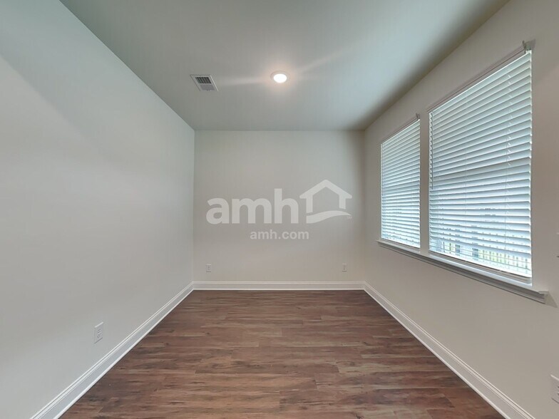 Building Photo - 303 Pecan Dr
