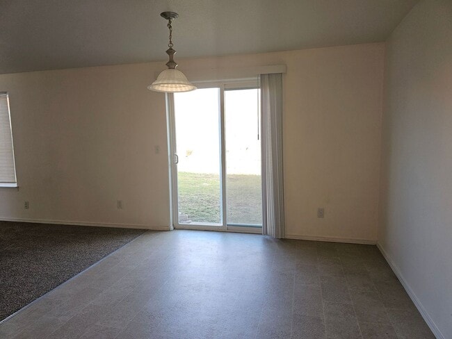 Building Photo - Strawberry Heights Home