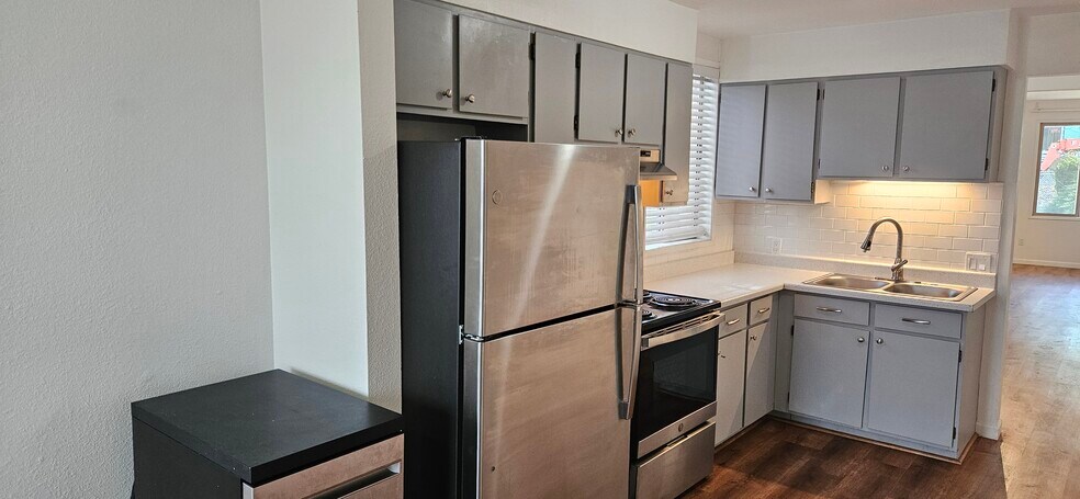 Building Photo - 917 E 8th Ave