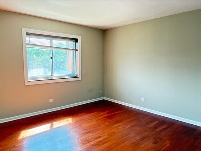 Building Photo - 3856 S Parkway Dr