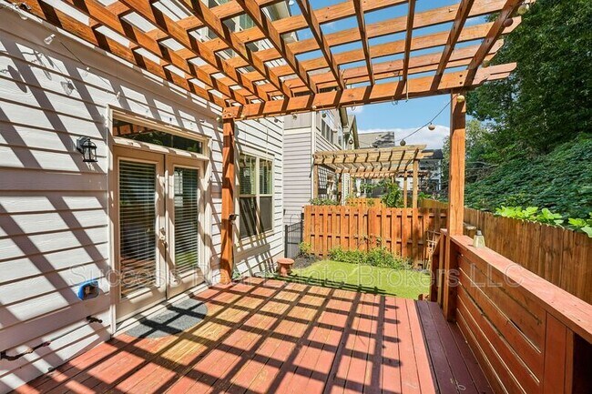 Building Photo - 1231 Ridenour Ln