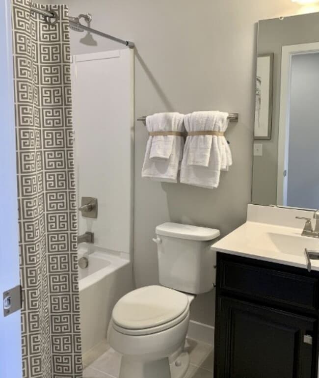 Building Photo - 3 Bedroom, 2.5 Bath End Unit Townhome on C...