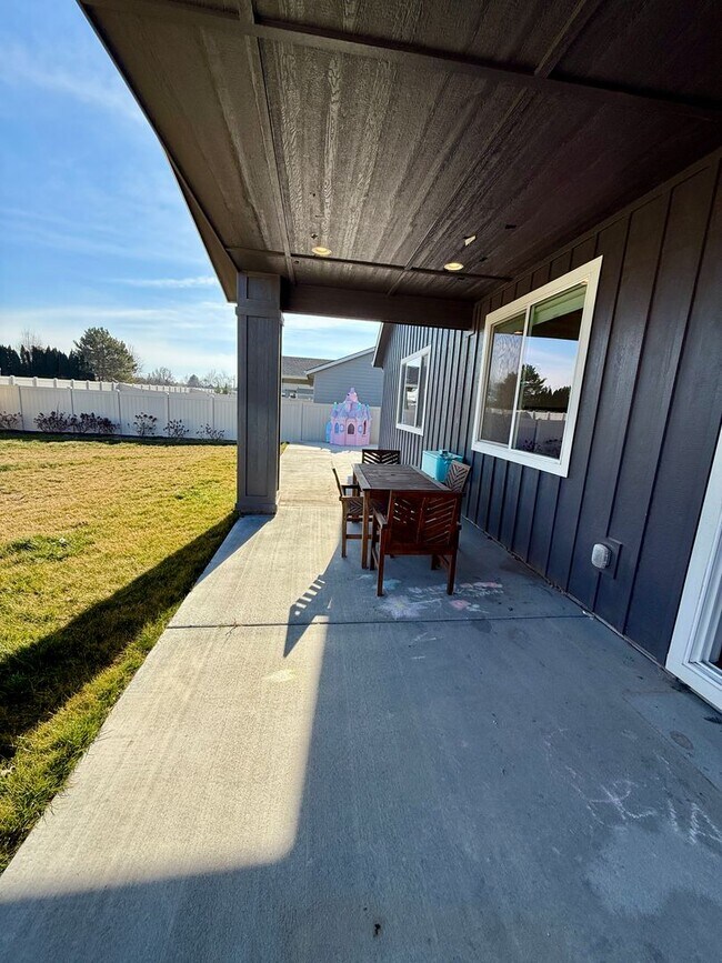 Building Photo - Welcome to this stunning newer home located in the vibrant city of Nampa, ID