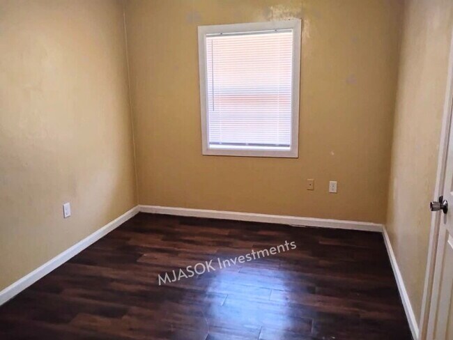Building Photo - Remodeled 3 Bed / 1.5 Bath with Large Fenced Yard in Lawton