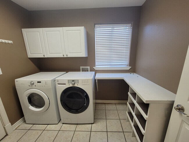 Building Photo - 3BR/2.5BA Home Near River – Stamped Patio,...