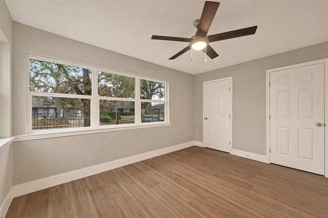Building Photo - 5833 Southlea St