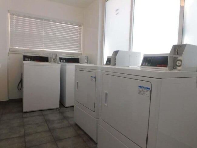 Building Photo - 15 S Palmway