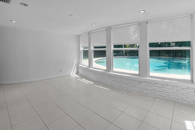 Building Photo - 2608 NE 12th St