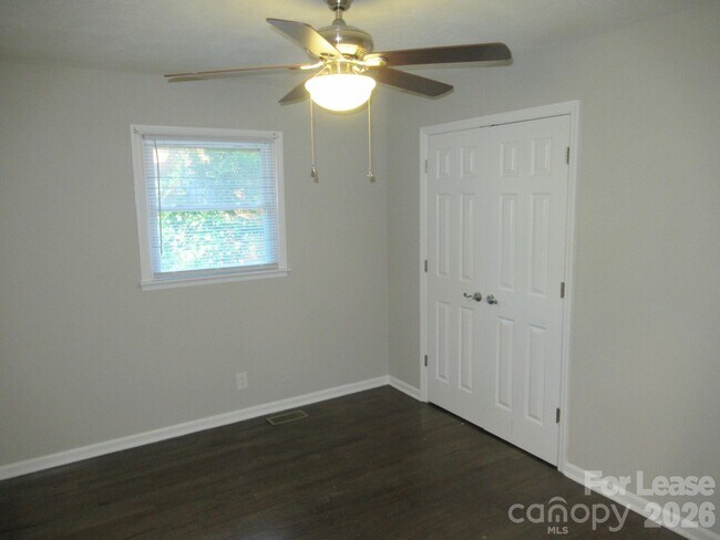 Building Photo - 208 Crescent Ct