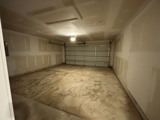 Building Photo - 3-Bedroom Home with Stylish Upgrades in Be...