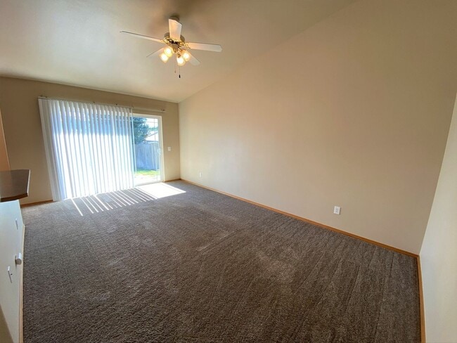 Building Photo - Spacious 3 Bedroom with Office - Fenced Lawn with Lawn Care Provided!