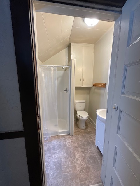 Main floor bathroom - 942 Bellevue Plz