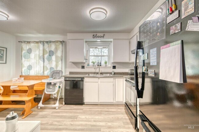 Building Photo - Cozy Single-Level Home in Quiet Neighborhood