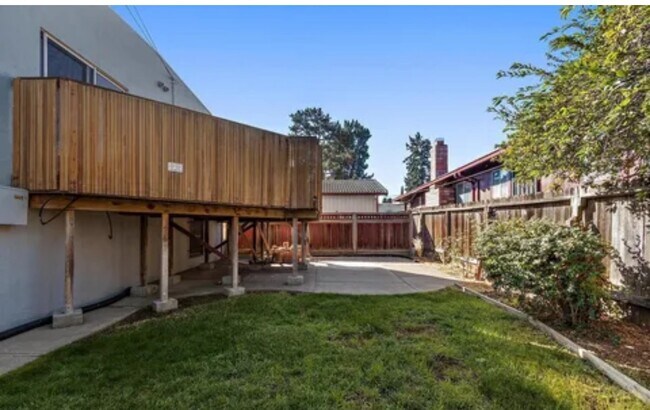 Building Photo - 1609 Marin St