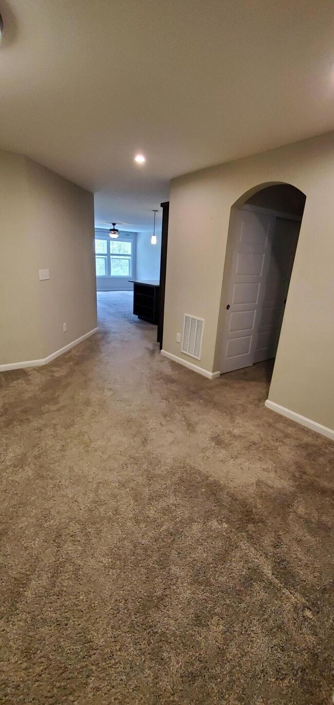 Building Photo - 686 Daphne Wy