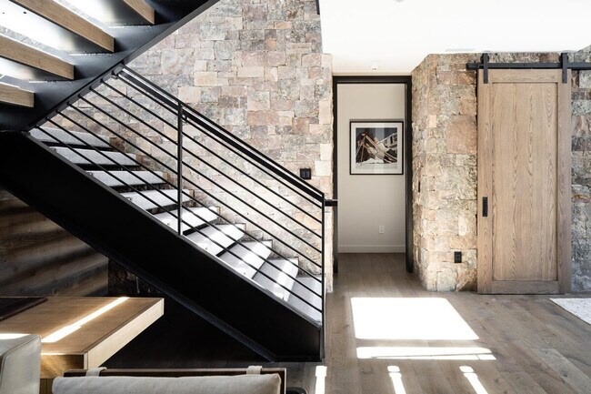 Building Photo - 10 Tree Line Ln