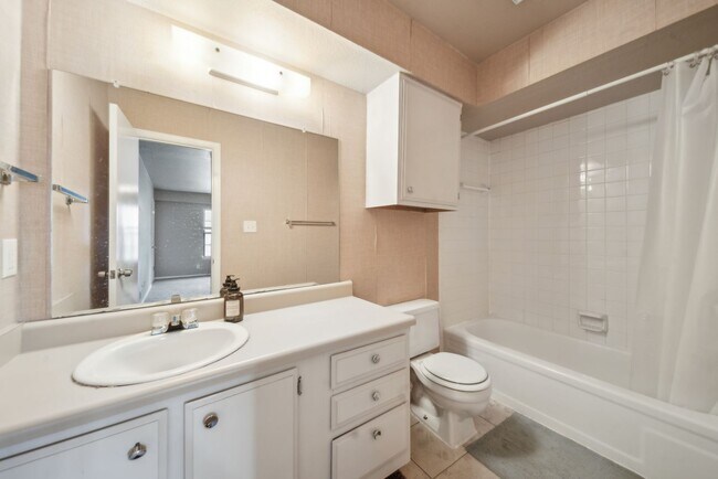 Building Photo - Cozy 2 Bedroom Condo located in the South Tulsa