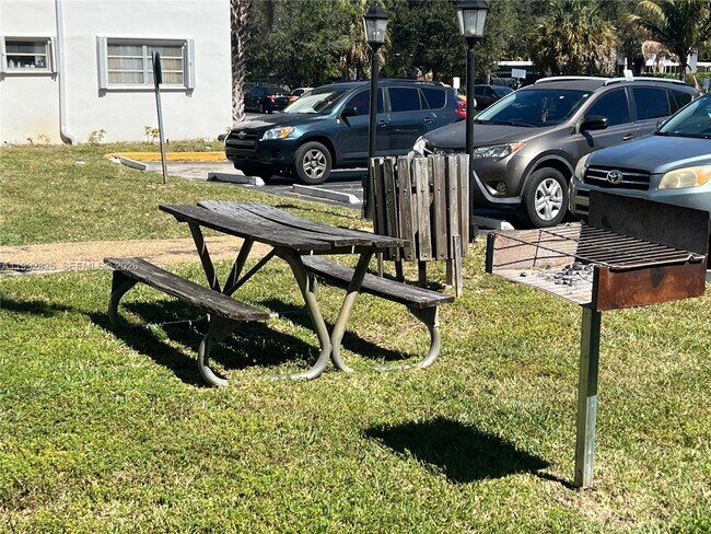 Building Photo - 15205 NE 6th Ave