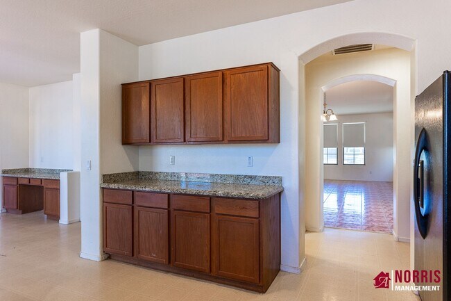 Building Photo - Beautiful Large Home Available Now!
