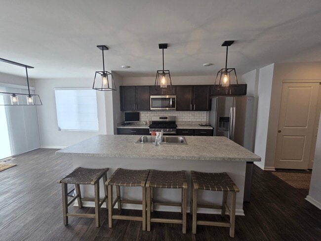 Building Photo - 719 Wellington Ln