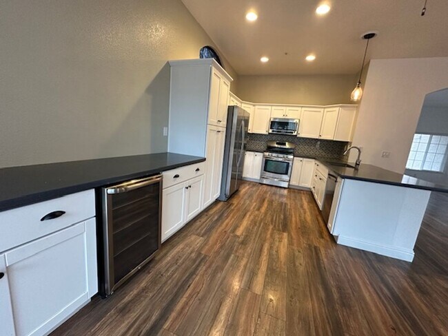 Building Photo - 888 Browning Cir
