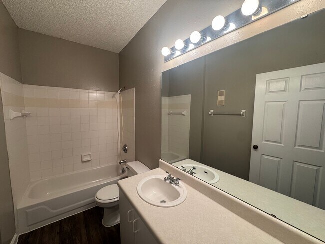 Building Photo - Sail Cove 2/2 Upstairs Condo Available Now!