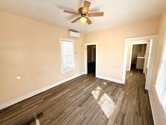 Building Photo - *COMING SOON* Charming 1-Bedroom Duplex With Laminate Flooring Throughout + Fenced Backyard