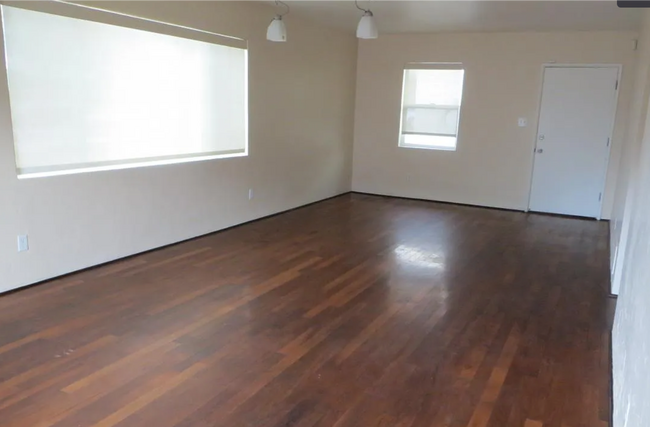 Building Photo - Charming 3 bedroom 2.bath with yard