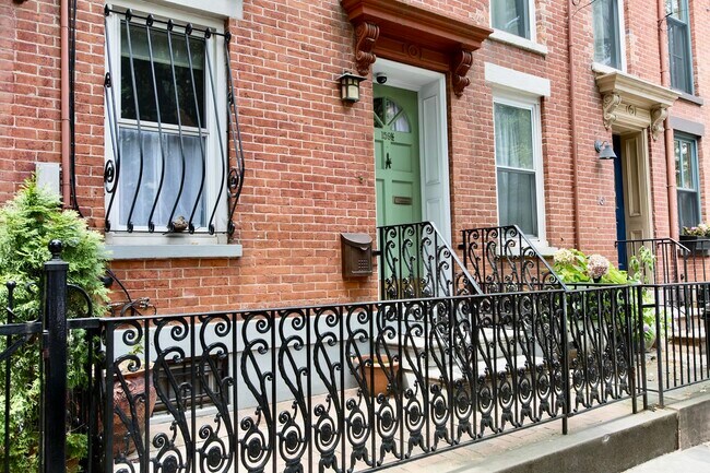 Building Photo - 159 1/2 Coles St