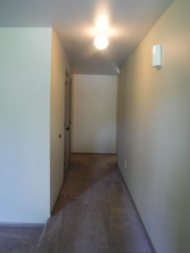Building Photo - Just Reduced!! Two Bedroom, One Bath duplex in South Hill- One-Level Living on a Quiet Dead End S...
