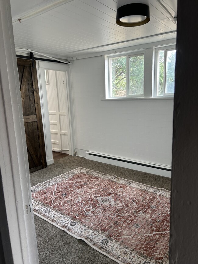 Building Photo - 1015 Pine Ave