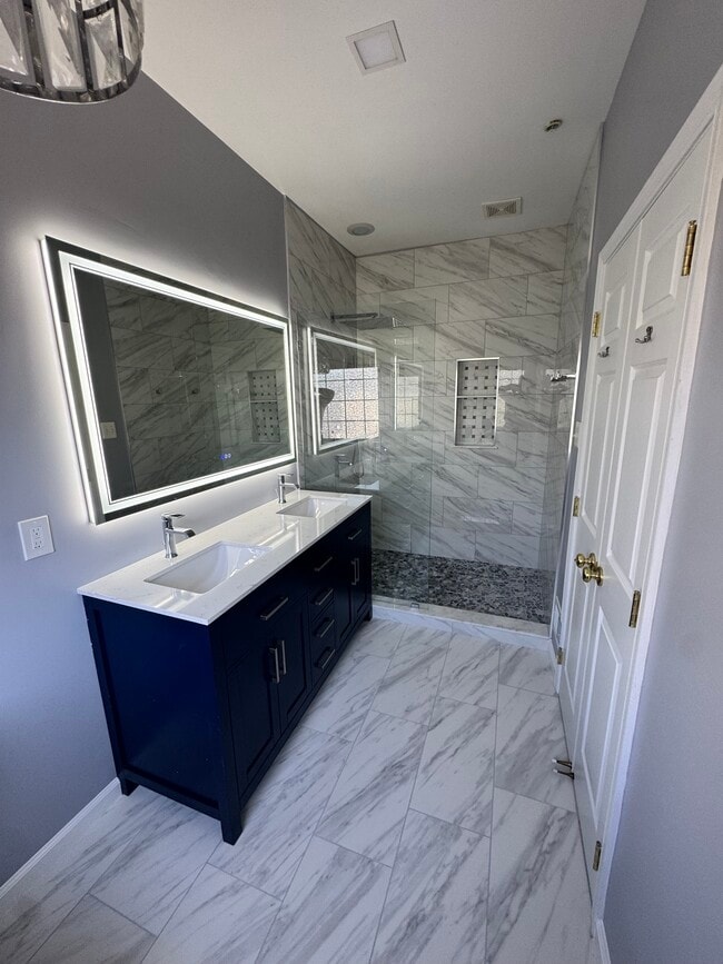 Building Photo - 700 Crooked Creek Dr