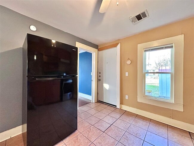 Building Photo - 1112 W 3rd St