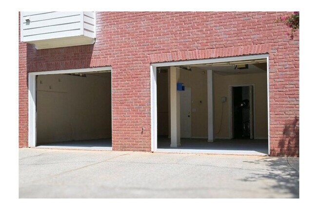 Building Photo - 3885 Waterford Dr