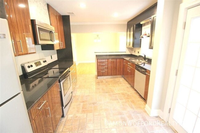 Building Photo - 125 River Park Dr