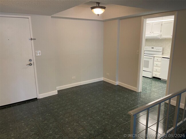 Building Photo - 3740 Inverrary Dr