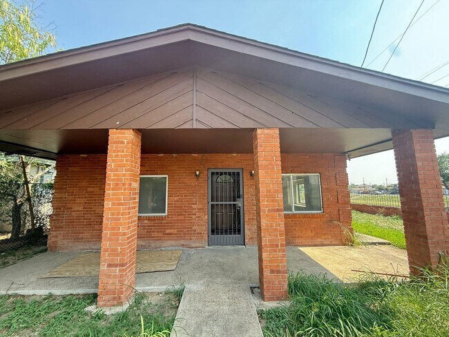 Building Photo - 419 W Travis St