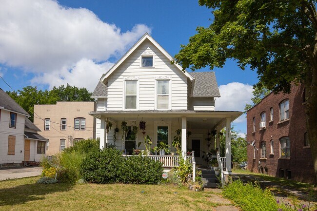 Building Photo - 1432 W 110th St