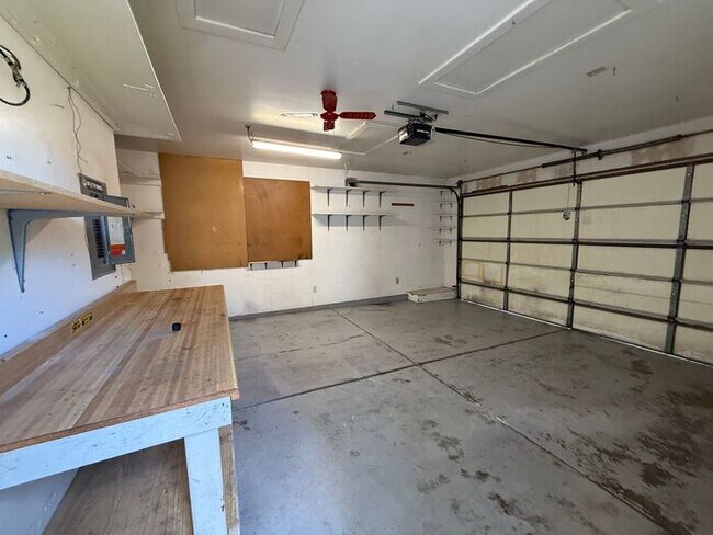 Building Photo - 3 Bedroom 2 Bath Tri Level Home with 2 Car...