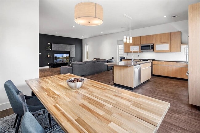 Building Photo - 5511 Paraiso Pl