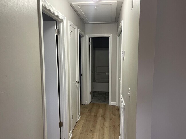 Building Photo - 2 bd 1 ba duplex in a Great Location