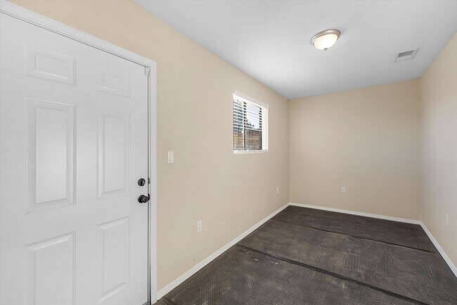 Building Photo - Beautiful House For Rent | 3-Bed 2-Bath | 2-Car Garage | Rio Rancho SE | Large Backyard