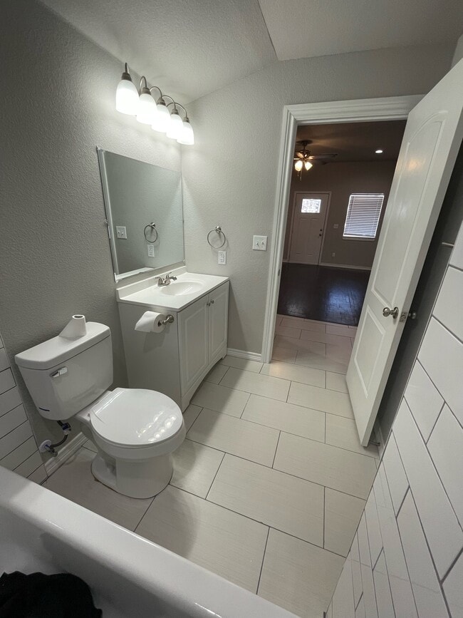 Building Photo - 810 Seven Oaks Rd