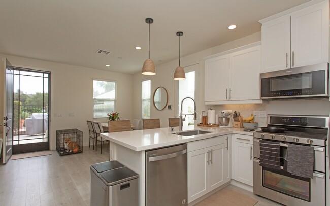 Building Photo - Large Corner-End Townhouse in Oceanside!