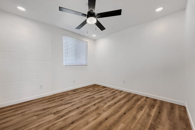 Building Photo - Move in ready unit on Fairway!