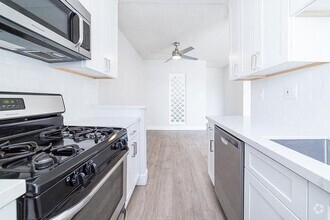 Building Photo - Top Floor Mid Century  950 sft 2BD/1.5 BA/...