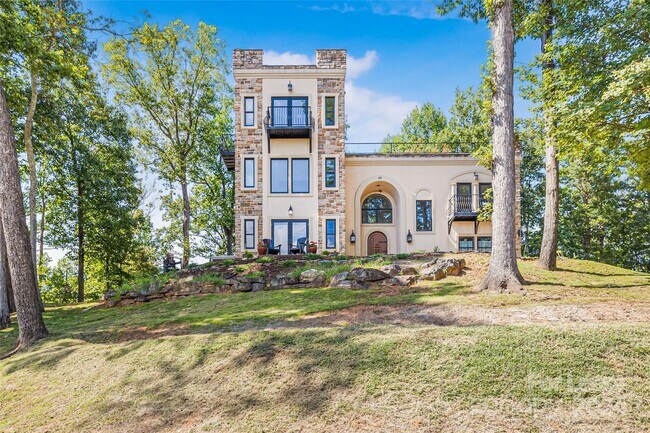 Building Photo - 49 Castle Ct