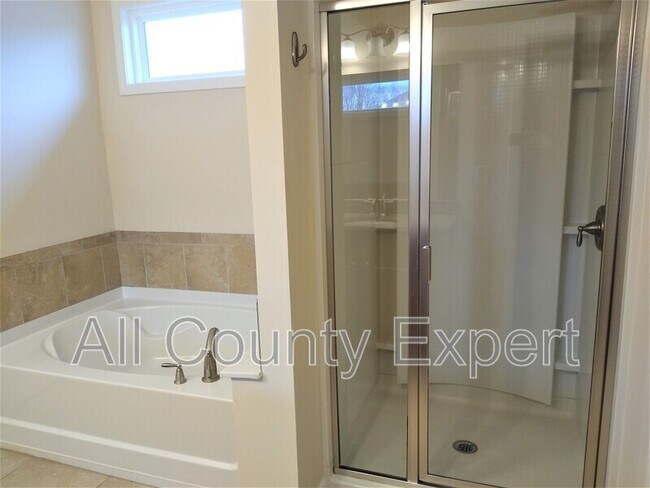 Building Photo - 635 Glenish CT