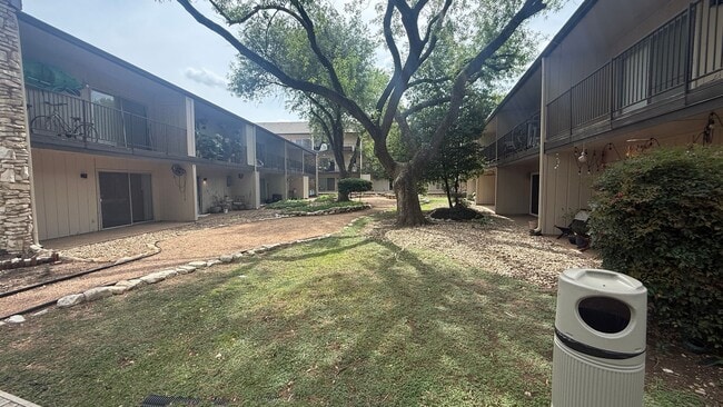 Building Photo - Gorgeous Condo nestled right on Lady Bird Lake!